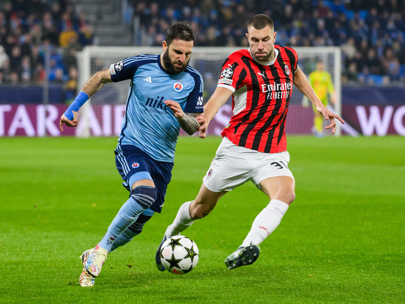 Na snímke zľava Tigran Barseghjan (Slovan) a Strahinja Pavlović (AC Miláno)