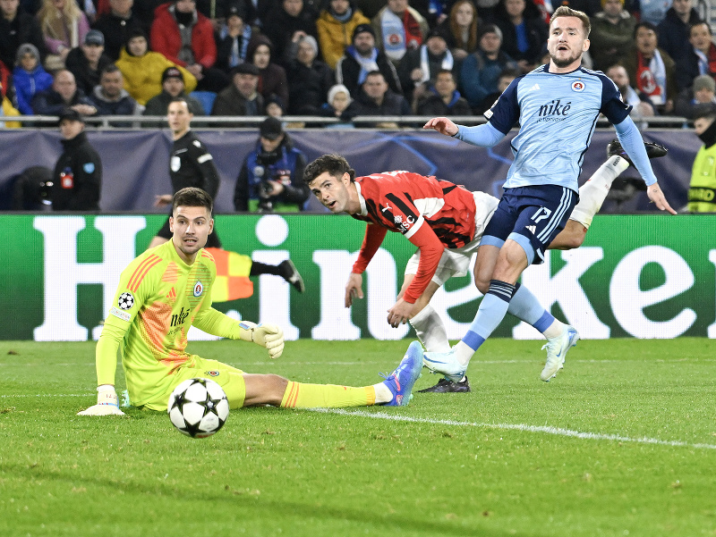 Na snímke uprostred Christian Pulišić (Milano) strieľa gól, vľavo brankár Dominik Takáč a vpravo Jurij Medveděv (obaja Slovan)