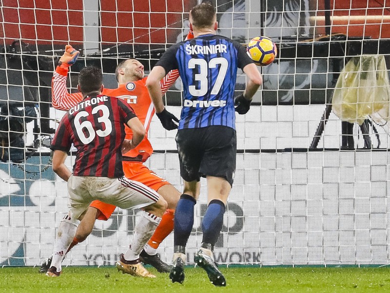 Patrick Cutrone strieľa gól, prizerá sa Milan Škriniar