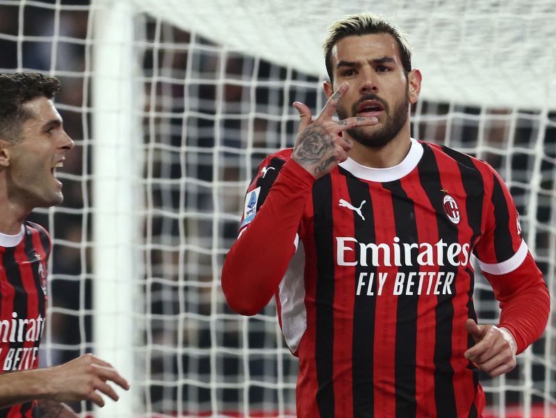 Hráč AC Milána Theo Hernandez sa teší z gólu
