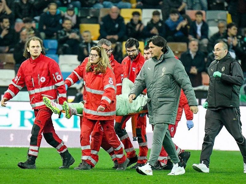 Brankár Mike Maignan musel byť z ihriska prevezený do nemocnice na vyšetrenie