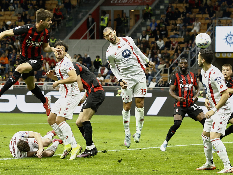 Matteo Gabbia strieľa hlavou gól