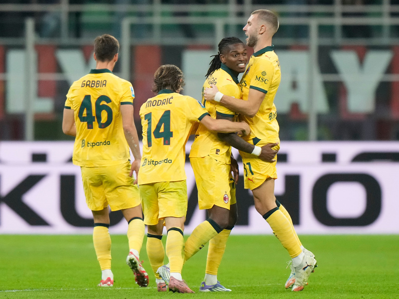 Rafael Leao so spoluhráčmi oslavuje svoj gól
