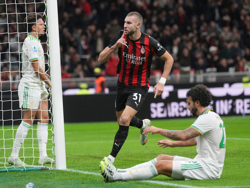  Strahinja Pavlovič a jeho gólová radosť v drese AC Miláno