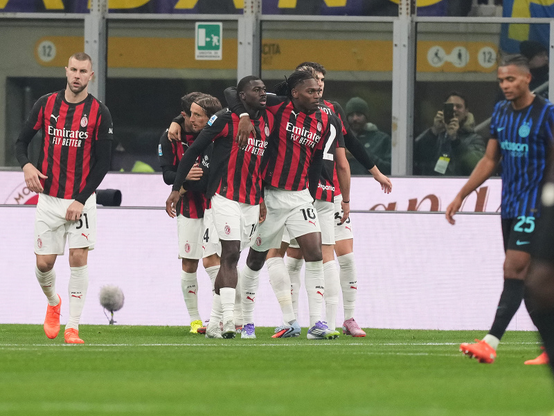 Futbalisti AC Milána oslavujú gól do siete Interu