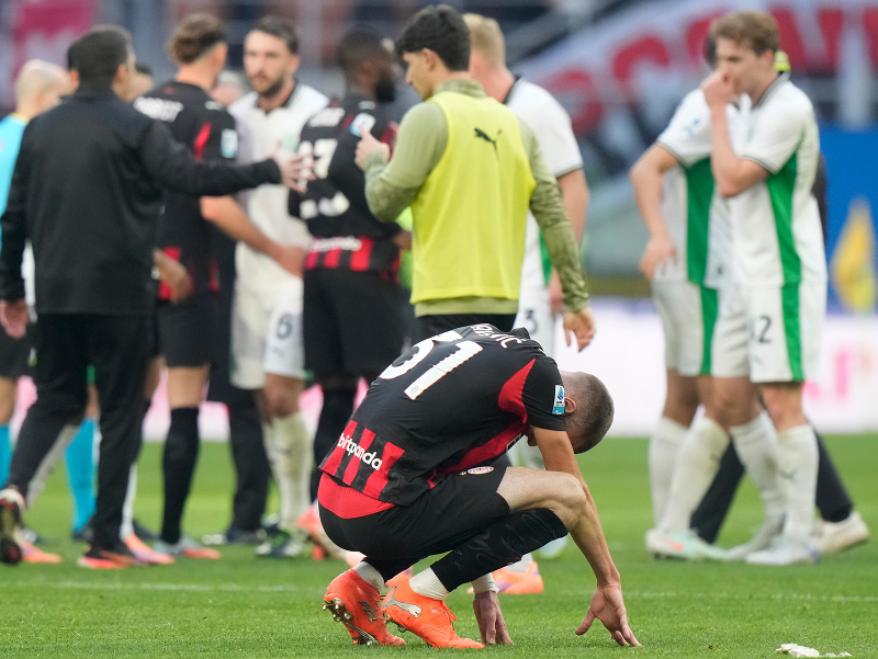 Hráč AC Miláno Strahinja Pavlovič reaguje po zápase 