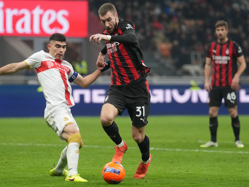 Strahinja Pavlovič z AC Miláno (vpravo) a Ruslan Malinovskij z Janova sa počas zápasu Serie A vyzývajú o loptu