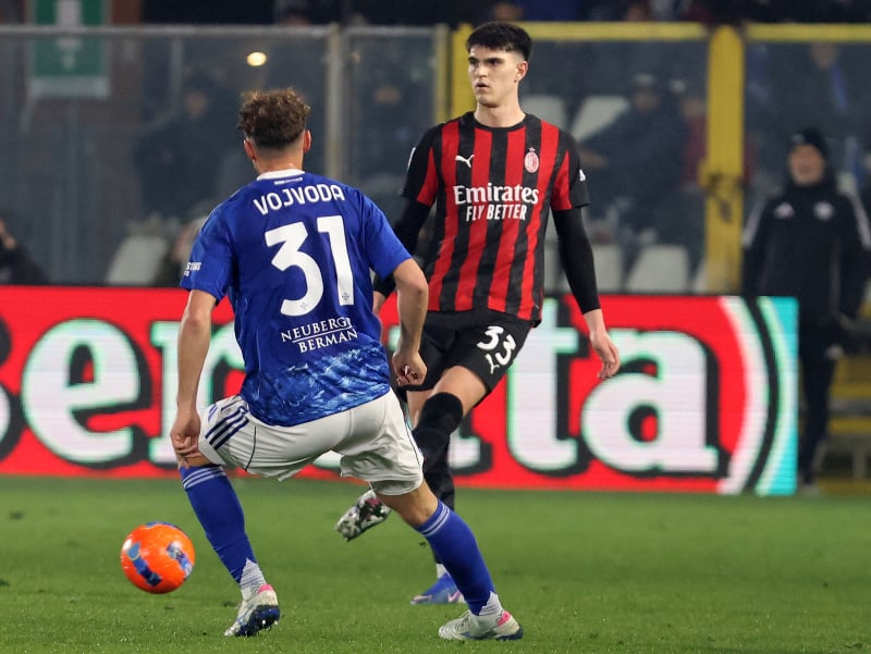Hráč Coma Mergim Vojvoda (vľavo) a Davide Bartesaghi z AC Milána 