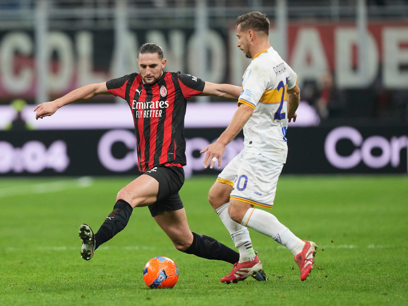 Na snímke Adrien Rabiot (vľavo) bojuje o loptu