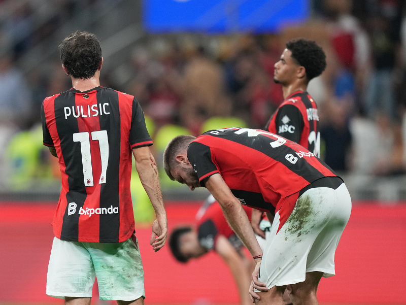Sklamaní futbalisti AC Miláno po ligovej prehre