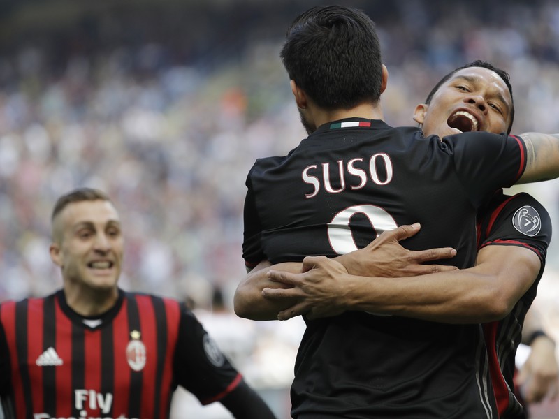 Suso a Carlos Bacca oslavujú gól milánskeho AC