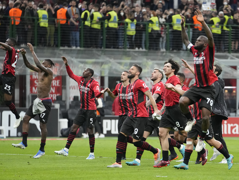 Radosť hráčov AC Miláno po zápase s FC Janov