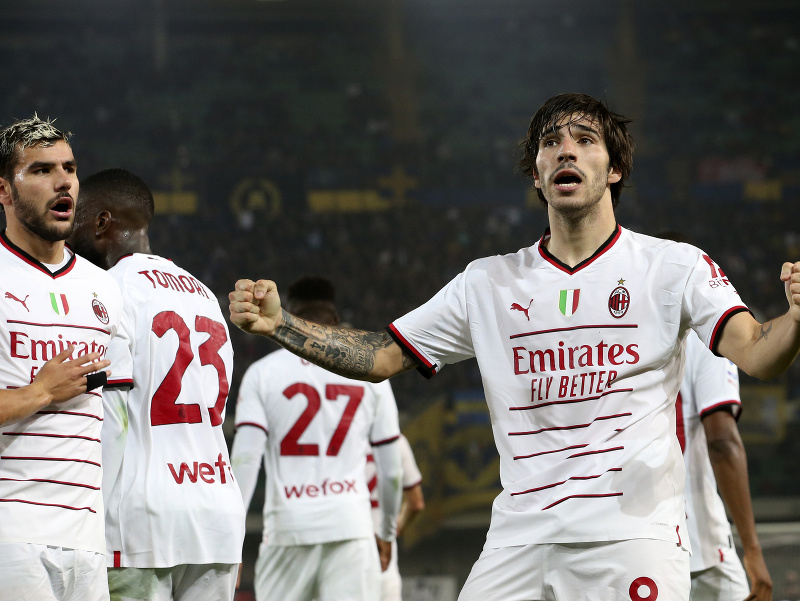 Záložník AC Miláno Sandro Tonali oslavuje gól