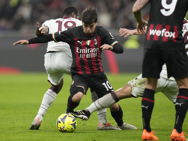 Hráč AC Miláno Brahim Diaz (uprostred) bojuje o loptu s Lassanom Coulibalym (vľavo) zo Salernitany