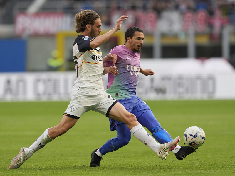 Ismael Bennacer (vpravo) v súboji o loptu