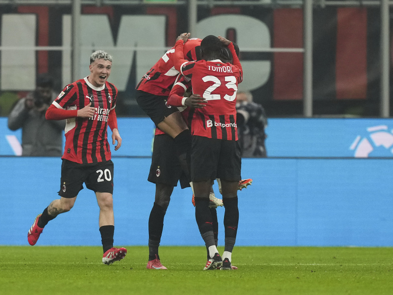 Hráč AC Miláno Tammy Abraham oslavuje so spoluhráčmi po tom, ako strelil úvodný gól 