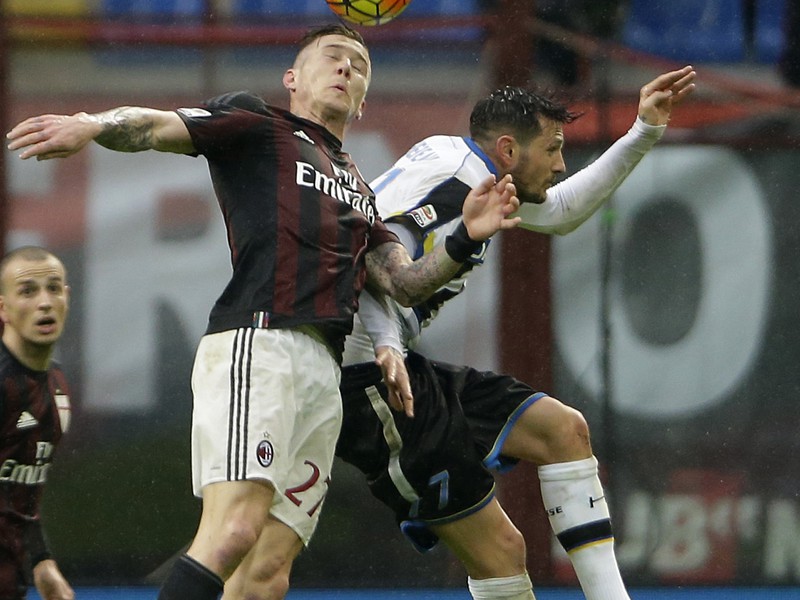 Juraj Kucka v hlavičkovom súboji s Baduom Emmmanuelom Agyemanom