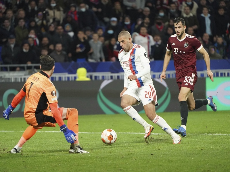 Hráč Lyonu Islam Slimani útočí na bránu Sparty Praha