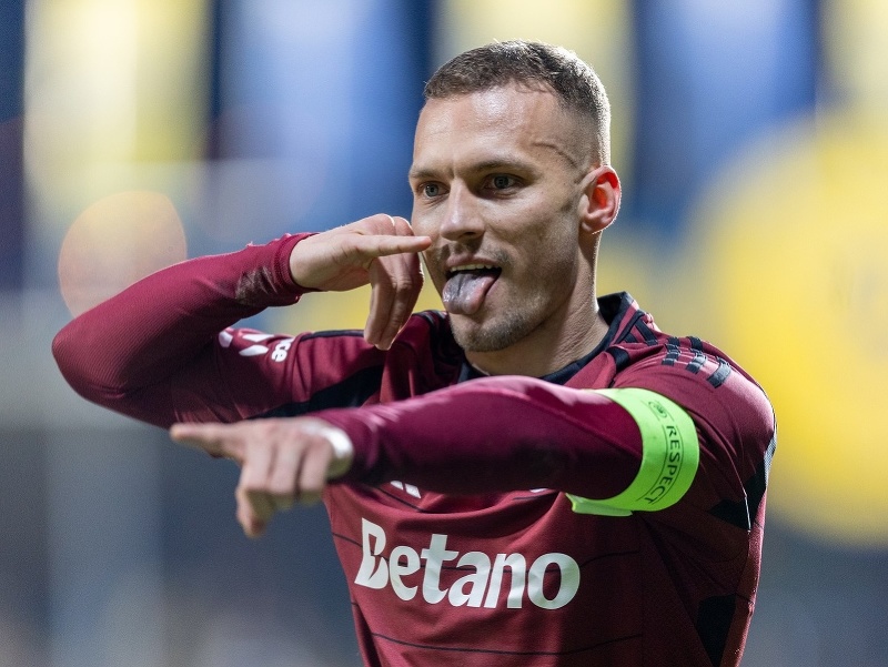Lukáš Haraslín oslavuje gól pražskej Sparty