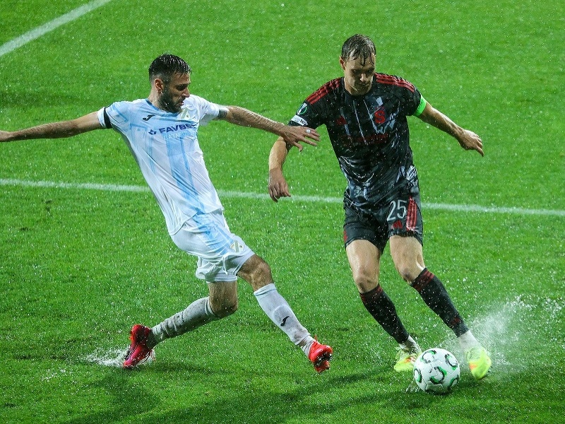 Duje Cop (vľavo) a Asger Sorensen v súboji Rijeky so Spartou Praha