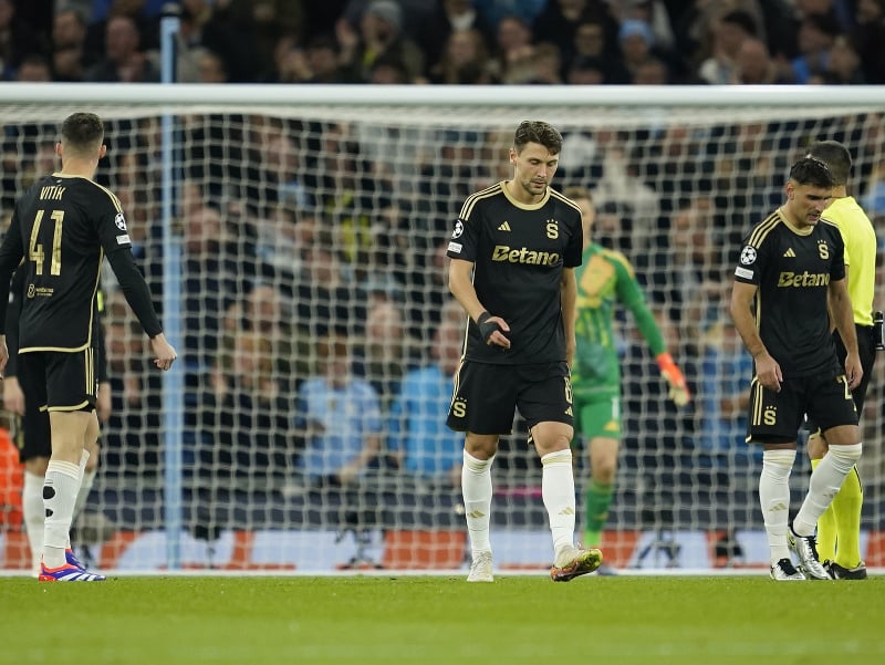 Hráči Sparty Praha reagujú po tom, ako Phil Foden z Manchesteru City strelil úvodný gól