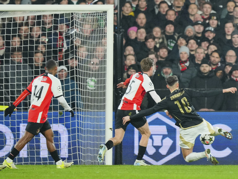Albion Rrahmani strieľa gól