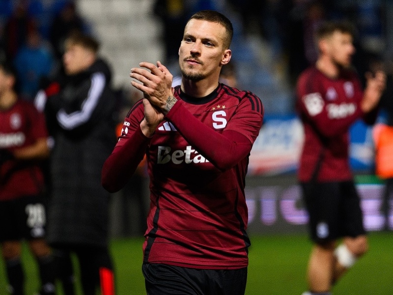 Lukáš Haraslín tlieska fanúšikom 