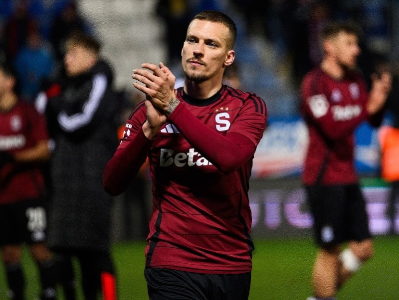 Lukáš Haraslín tlieska fanúšikom Sparty