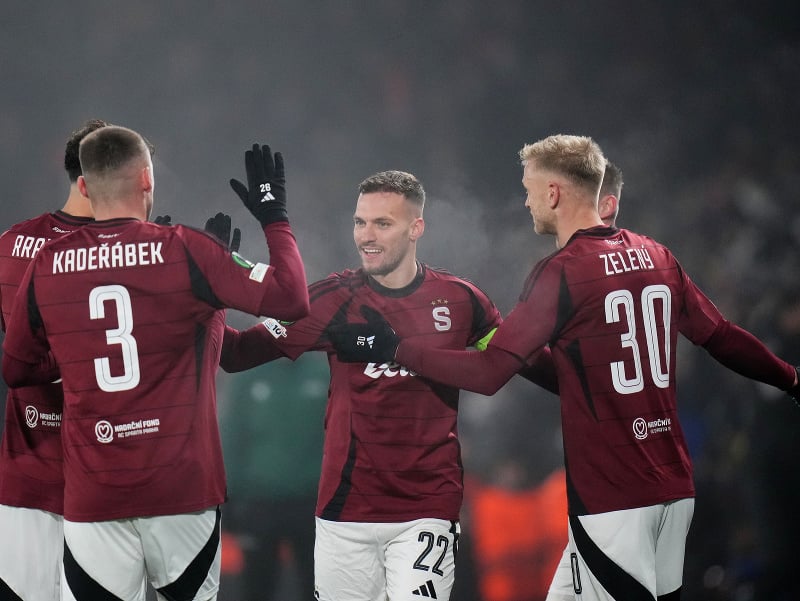 Slovenský futbalista Lukáš Haraslín zo Sparty Praha (druhý vpravo) sa teší z gólu so spoluhráčmi 