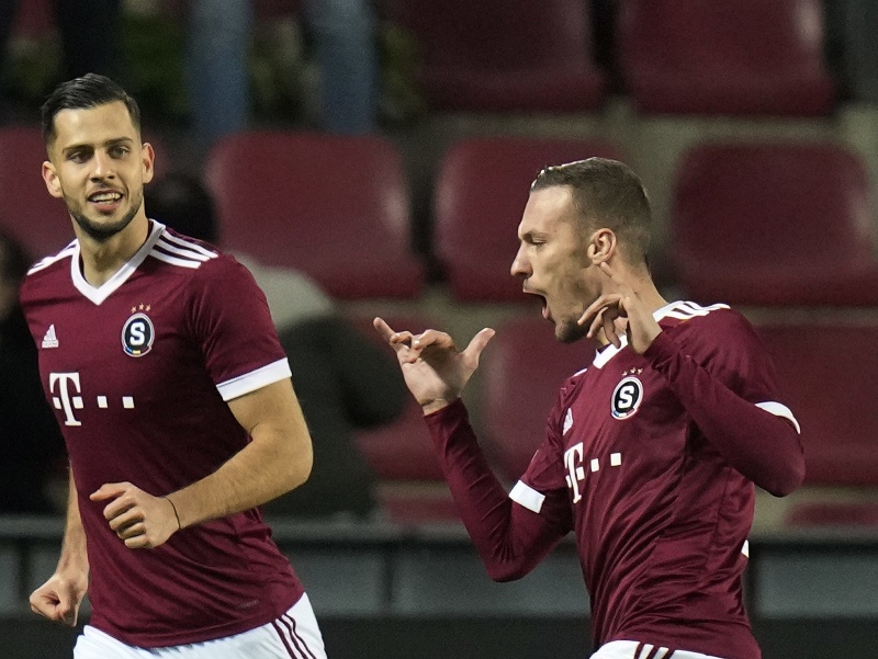 Slovenskí futbalisti Lukáš Haraslín a Dávid Hancko sa tešia z gólu