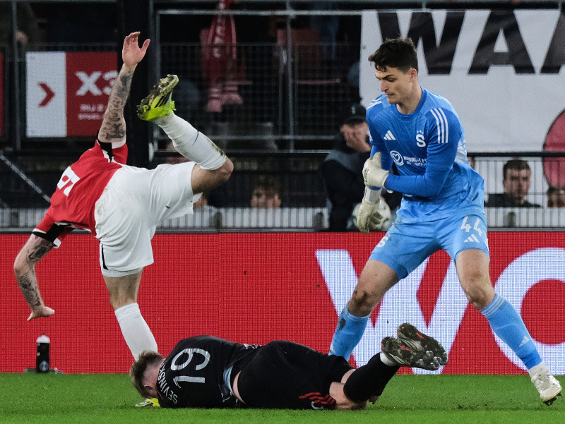 Slovenský brankár v drese Sparty Jakub Surovčík (vpravo), futbalista Alkmaaru Troy Parrott (vľavo) a hráč Sparty Adam Ševínský