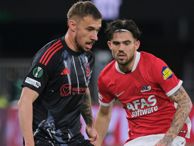 Futbalista Sparty Praha Matěj Ryneš (vľavo) a hráč AZ Alkmaar Denso Kasius bojujú o loptu