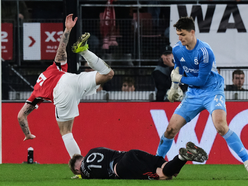 Slovenský brankár v drese Sparty Jakub Surovčík (vpravo)