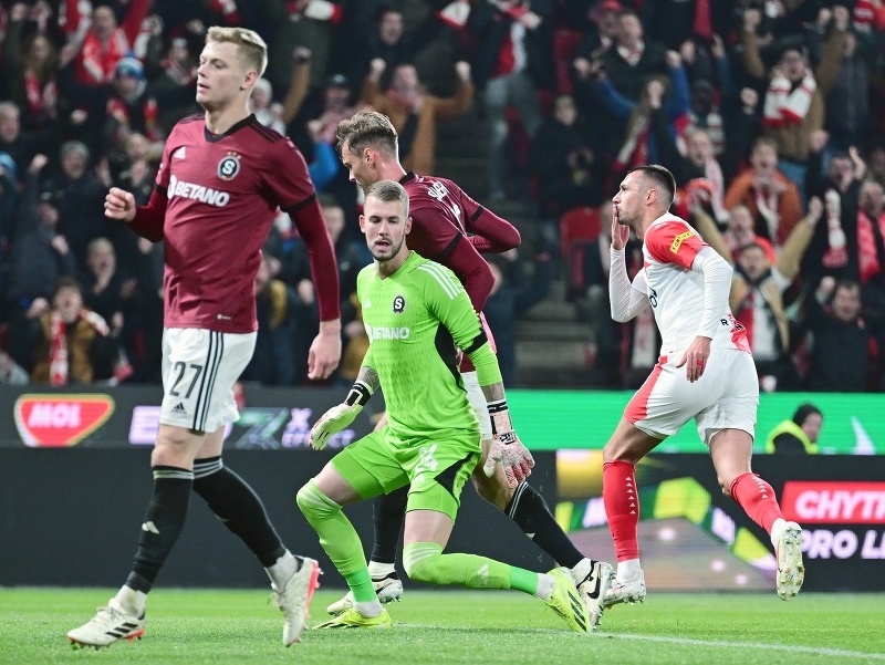 Ivan Schranz oslavuje vedúci gól Slavie
