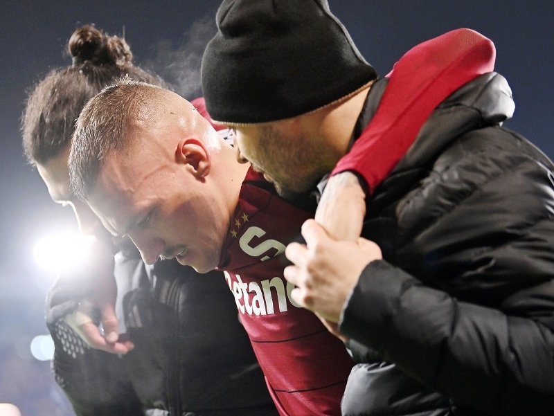 Zranený Lukáš Haraslín s pomocou opúšťa hraciu plochu