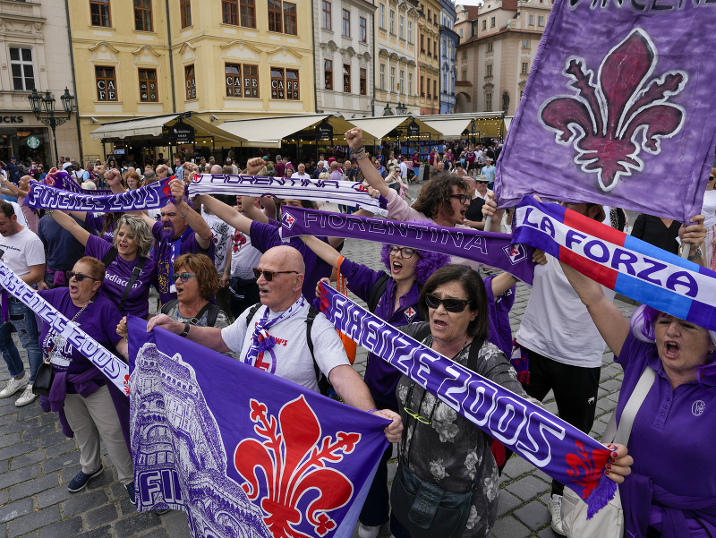Na snímke fanúšikovia Fiorentiny spievajú na Staromestskom námestí v Prahe pred zápasom finále Európskej konferenčnej ligy 
