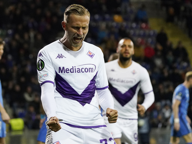 Český stredopoliar Fiorentiny Antonín Barák oslavuje gól