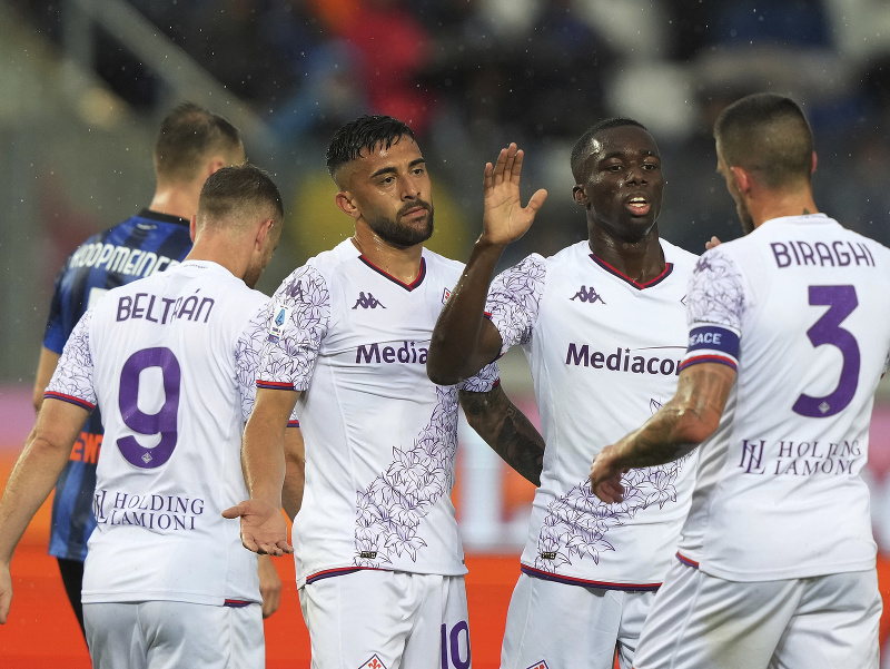 Hráči Fiorentiny oslavujú strelený gól, vpravo kapitán Cristiano Biraghi, vľavo útočník Lucas Beltrán
