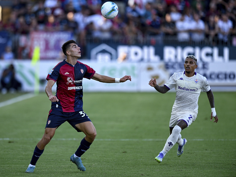 Slovenský futbalista v drese Cagliari Adam Obert (vľavo) a hráč Fiorentiny Dodo bojujú o loptu