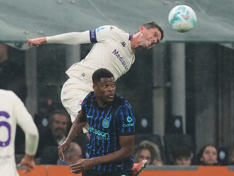 Hráč Fiorentiny Robin Gosens (hore vľavo) hlavičkuje v súboji s Interom