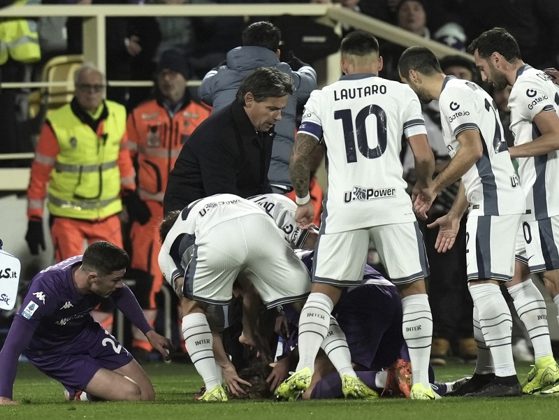Futbalisti pomáhajú Eduardovi Bovemu po kolapse na trávniku