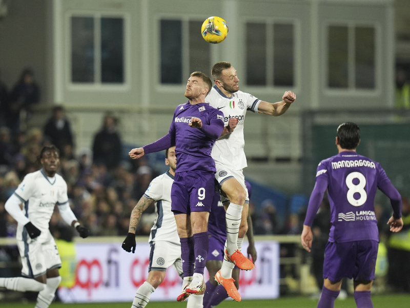 Lucas Beltran a Stefan de Vrij v hlavičkovom súboji