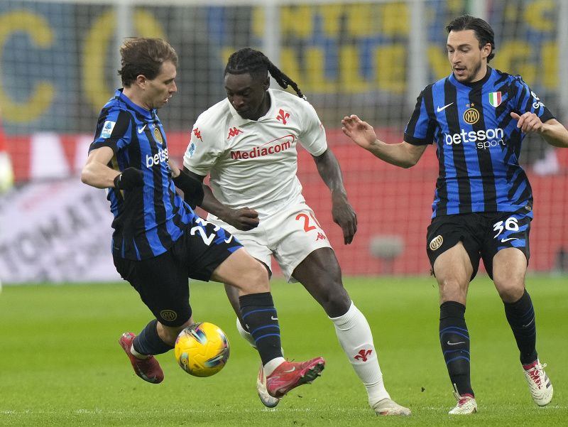 Moise Kean (v strede) proti dvojici Nicolo Barella a Matteo Darmian (vpravo)