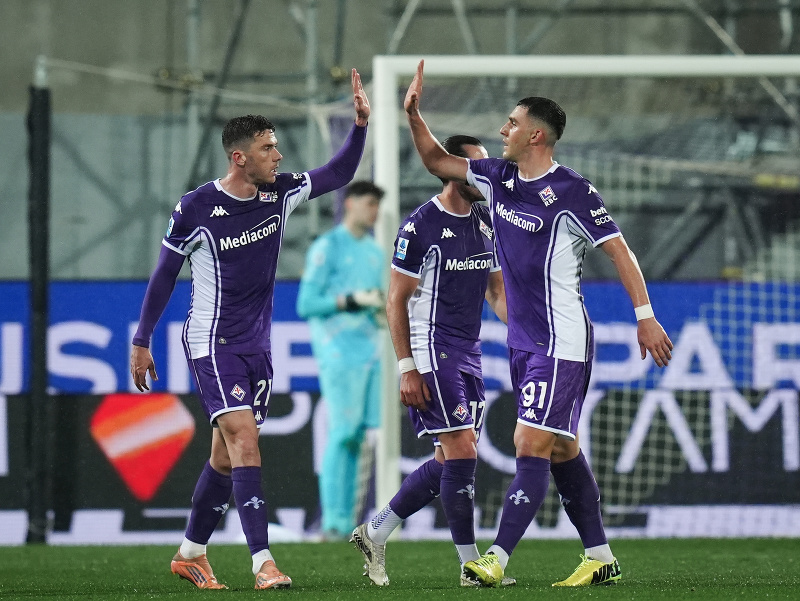Hráč Fiorentiny Robin Everardus Gosens (vľavo) oslavuje so spoluhráčom Robertom Piccolim