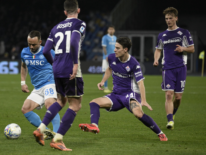 Slovenský hráč Neapolu Stanislav Lobotka (vľavo) s loptou počas zápasu