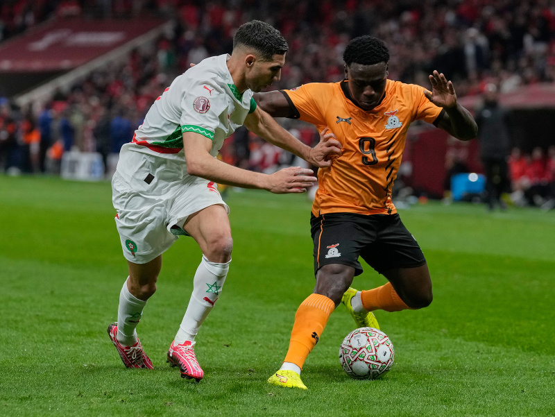 Lameck Banda a Achraf Hakimi v súboji o loptu 