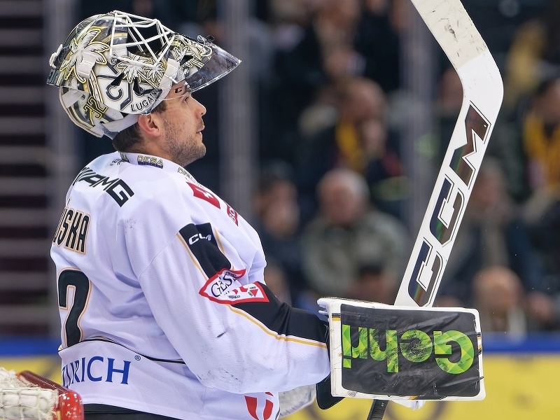 Slovenský brankár Adam Húska v bránke HC Lugano