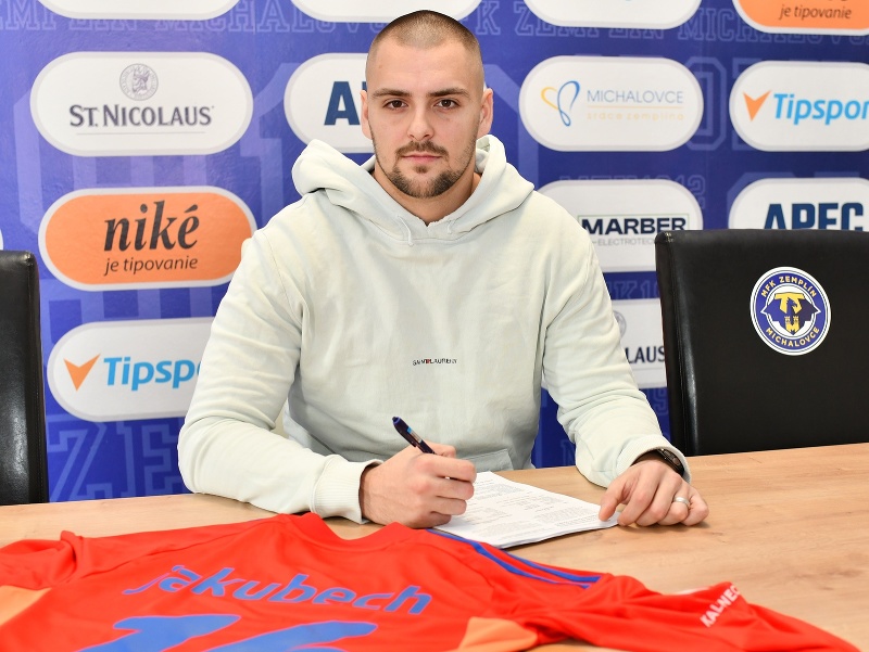 Adam Jakubech podpisuje zmluvu s Michalovcami