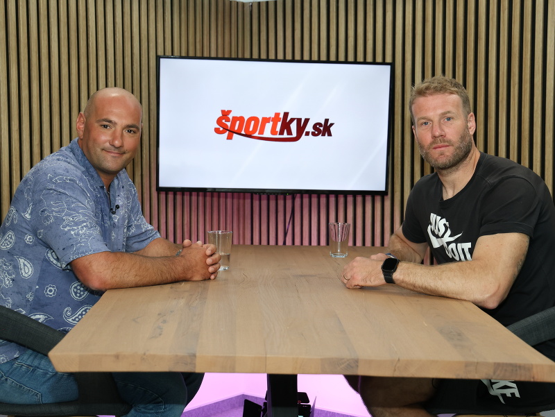 Moderátor Viťo Chrappa a slovenský futbalista Adam Nemec v podcaste Šampióni 