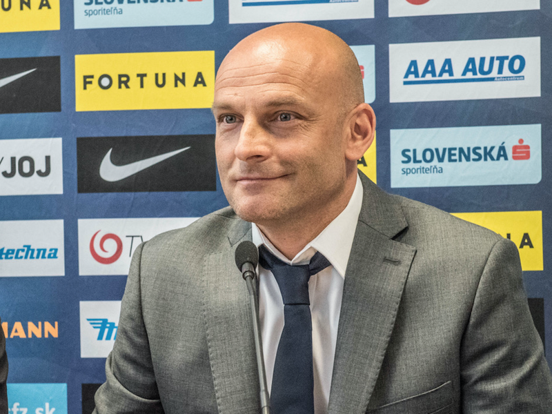 Adrián Guľa počas tlačovej konferencii